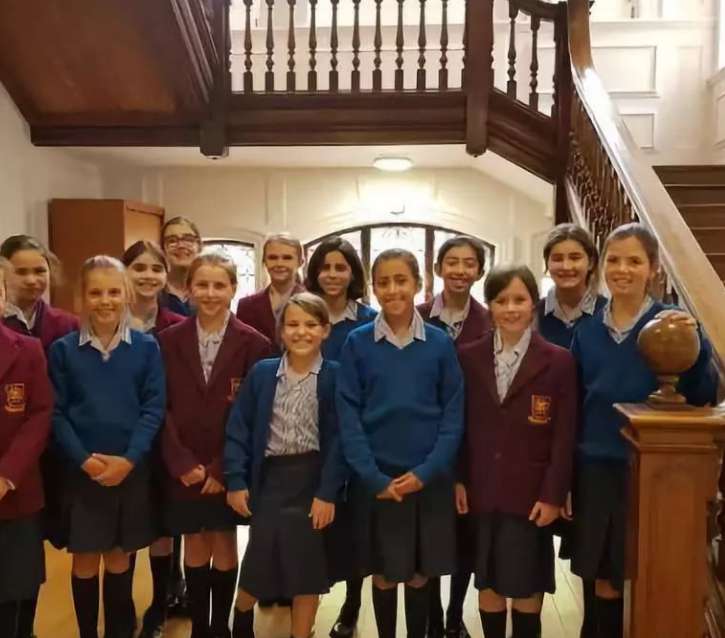 ��Ӣ����ѧ�Ƽ���ǰ��Ԥ��������ΪӢ�����С��˽��ѧУ�ġ�������ŮУ��