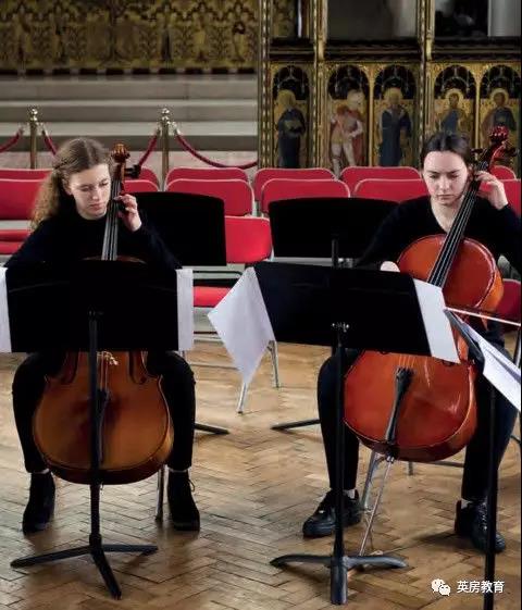 ������˹����ѧУ����Ӣ���׶ض���Ů����ѧ