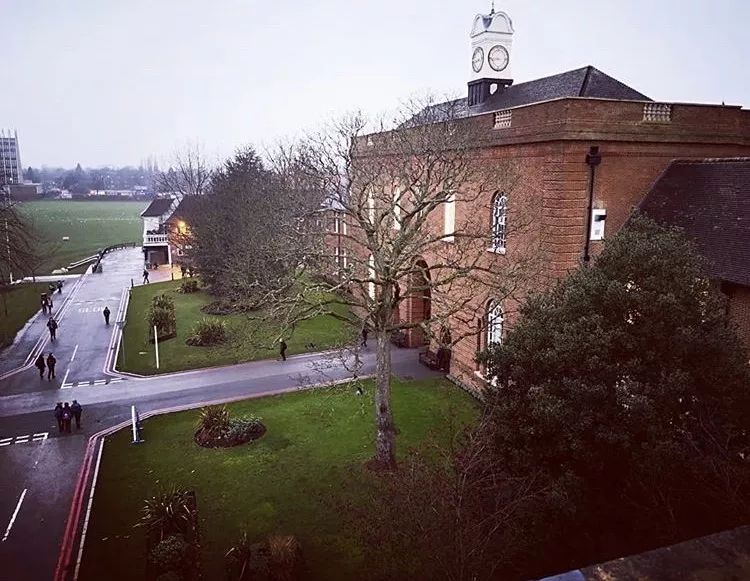 ��Ӣ����ѧ�Ƽ�������˹������ѧУ